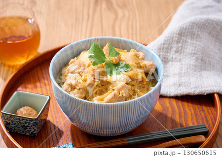 親子丼｜鶏肉と卵の定番和食丼もの 130650615