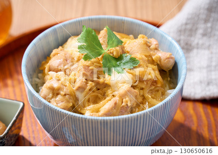 親子丼|鶏肉と卵の定番和食丼もの 親子丼|鶏肉と卵の定番和食丼もの 130650616