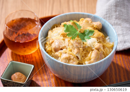 親子丼|鶏肉と卵の定番和食丼もの 親子丼|鶏肉と卵の定番和食丼もの 130650619