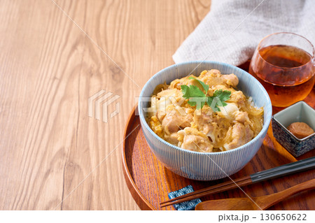 親子丼｜鶏肉と卵の定番和食丼もの 130650622