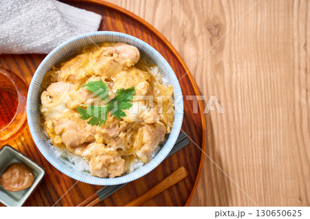 親子丼｜鶏肉と卵の定番和食丼もの 130650625