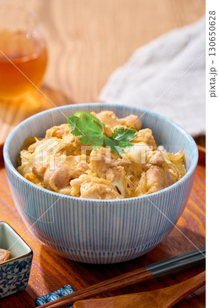 親子丼｜鶏肉と卵の定番和食丼もの 130650628