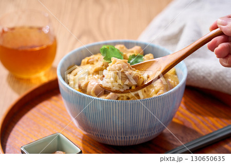 親子丼|鶏肉と卵の定番和食丼もの 親子丼|鶏肉と卵の定番和食丼もの 130650635
