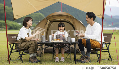 朝食の準備を手伝う子どもと両親　キャンプ・アウトドア 130650758