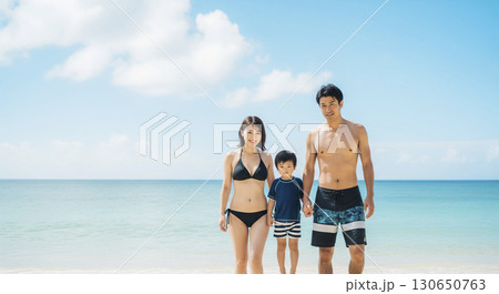 ビーチを歩く家族 130650763