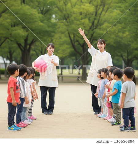 青空のもと、公園で保育士と園児が手を振る楽しそうな屋外保育 運動会 ボール遊び 体育 遠足 青空のもと、公園で保育士と園児が手を振る楽しそうな屋外保育 運動会 ボール遊び 体育 遠足 130650894