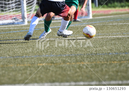 ドリブルするサッカー選手 130651293