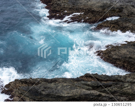 海と岩に打ち付ける波 海と岩に打ち付ける波 130651295