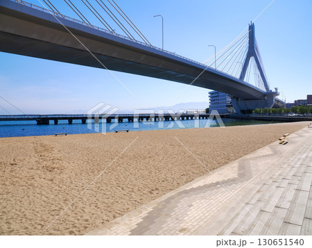 青森ベイブリッジと青森ラブリッジが見える、あおもり駅前ビーチの風景 130651540