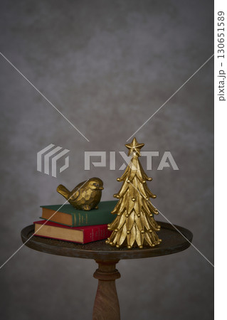 卓上ツリーと小鳥の置物　クリスマスイメージ 130651589
