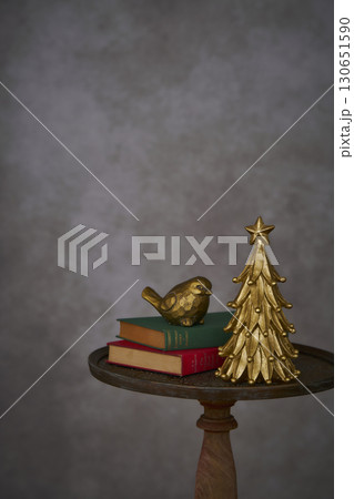 卓上ツリーと小鳥の置物　クリスマスイメージ 130651590