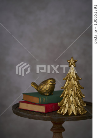 卓上ツリーと小鳥の置物　クリスマスイメージ 130651591