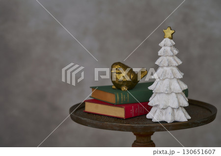 卓上ツリーと小鳥の置物　クリスマスイメージ 130651607