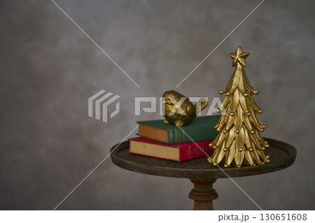 卓上ツリーと小鳥の置物 クリスマスイメージ 卓上ツリーと小鳥の置物 クリスマスイメージ 130651608