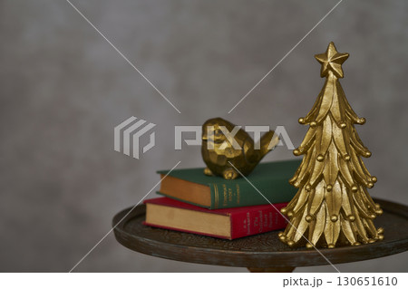 卓上ツリーと小鳥の置物 クリスマスイメージ 卓上ツリーと小鳥の置物 クリスマスイメージ 130651610