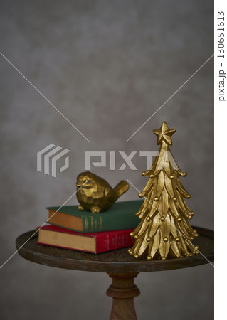 卓上ツリーと小鳥の置物 クリスマスイメージ 卓上ツリーと小鳥の置物 クリスマスイメージ 130651613