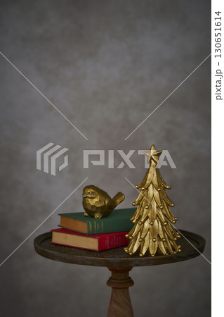 卓上ツリーと小鳥の置物　クリスマスイメージ 130651614