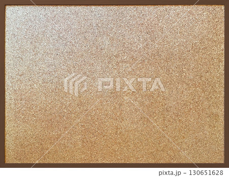 木製フレームの焦げ茶色の細い枠のあるめコルクボードの背景画像 木製フレームの焦げ茶色の細い枠のあるめコルクボードの背景画像 130651628