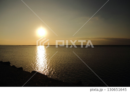 大牟田市　有明海　海苔畑　元旦の夕暮れ、 130651645
