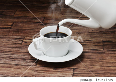 コーヒーを注ぐ コーヒーを注ぐ 130651789