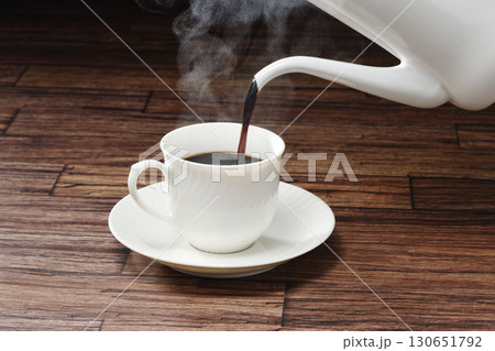 コーヒーを注ぐ 130651792