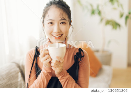 ホットドリンクを飲む女性 ホットドリンクを飲む女性 130651805