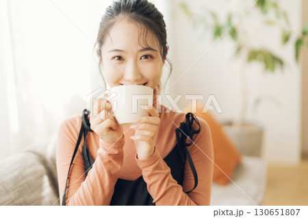 ホットドリンクを飲む女性 130651807