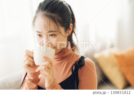 ホットドリンクを飲む女性 ホットドリンクを飲む女性 130651812