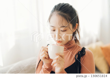 ホットドリンクを飲む女性 130651814