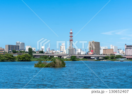千波湖と市街地の風景（茨城県水戸市） 130652407