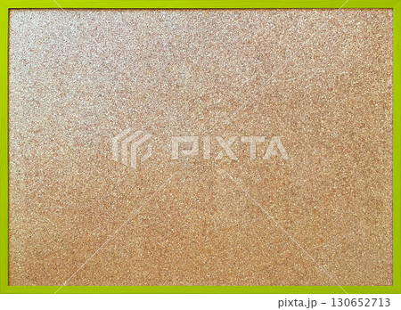 木製フレームの黄緑色の細い枠のあるコルクボードの背景画像 木製フレームの黄緑色の細い枠のあるコルクボードの背景画像 130652713