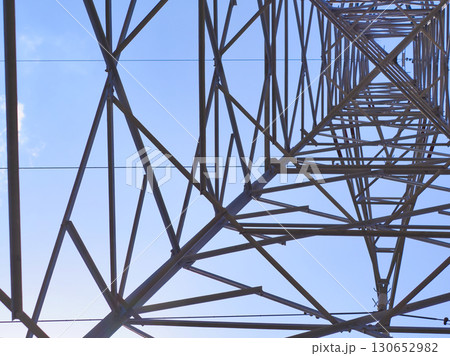 青空と真下から見上げた鉄塔 130652982
