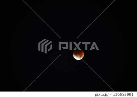 夜空に浮かぶ赤い月 皆既月食 130652991