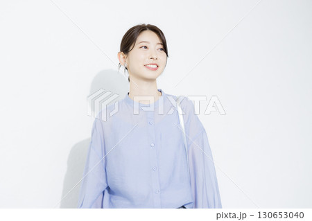 水色のシャツを着た若い女性 水色のシャツを着た若い女性 130653040