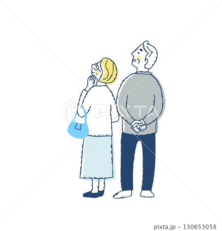 笑顔で見上げている後ろ姿のシニアカップル 130653058