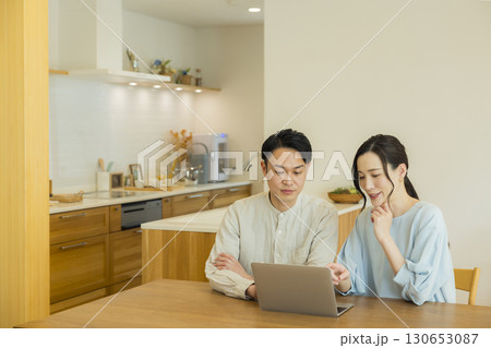 若い夫婦、パソコン 若い夫婦、パソコン 130653087