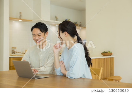 若い夫婦、パソコン 若い夫婦、パソコン 130653089