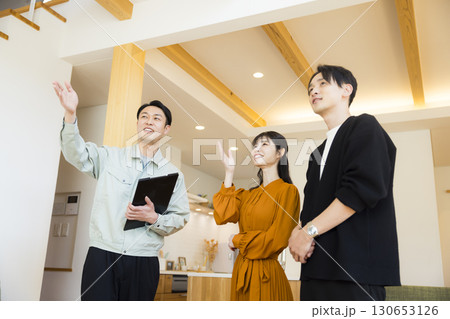 モデルルームの案内をする作業服の男性　 130653126