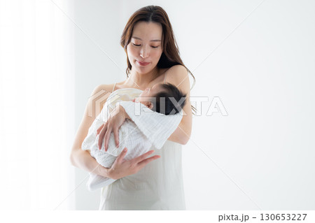 赤ちゃんとお母さん 赤ちゃんとお母さん 130653227