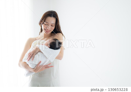 赤ちゃんとお母さん 赤ちゃんとお母さん 130653228