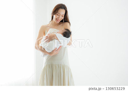 赤ちゃんとお母さん 赤ちゃんとお母さん 130653229