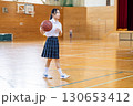 バスケをする高校生 130653412