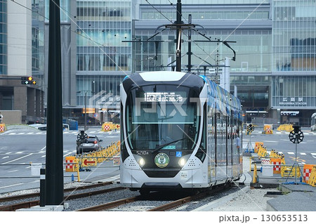 【広島電鉄】5200形〜Green mover APEX〜 1号線 快速（本線：稲荷町電停） 130653513