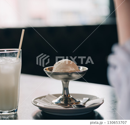 アイスクリームとグラス 130653707