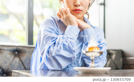 カフェで考え事をする若い女性 カフェで考え事をする若い女性 130653709