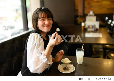 スイーツを食べる女性 130653718
