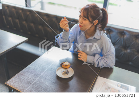 プリンを食べる女性 130653721