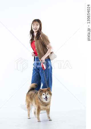 柴犬と散歩をする若い女性 白バック 柴犬と散歩をする若い女性 白バック 130654024