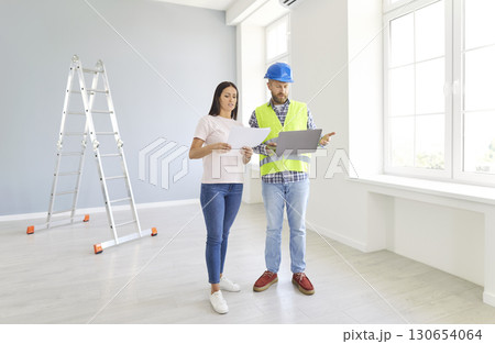 House repair decor planning, construction project, architect, customer discussing building  130654064