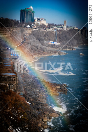 ナイアガラの滝と虹 130654273